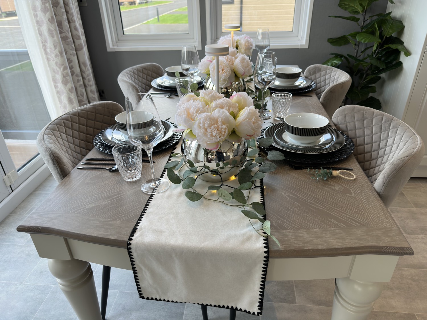 The Glendale, dining detail