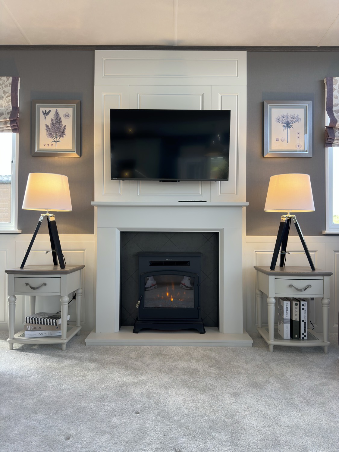 The Glendale, lounge fireplace
