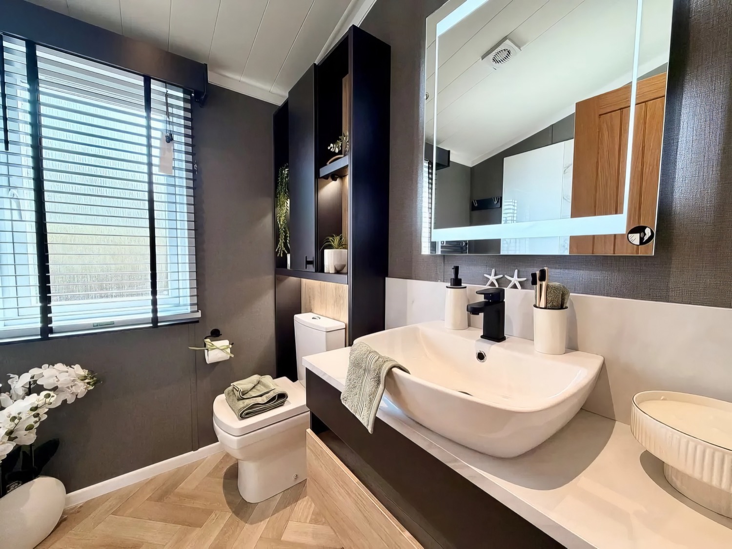The Toronto, shower room